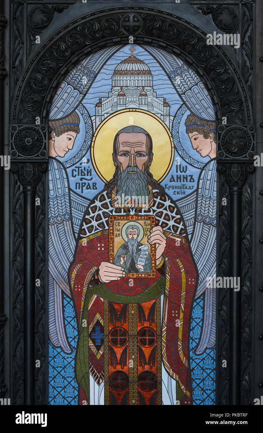 Der heilige Johannes von Kronstadt auf dem Haupttor der Kronstädter Naval Kathedrale in Kronstadt bei St. Petersburg, Russland dargestellt. Stockfoto
