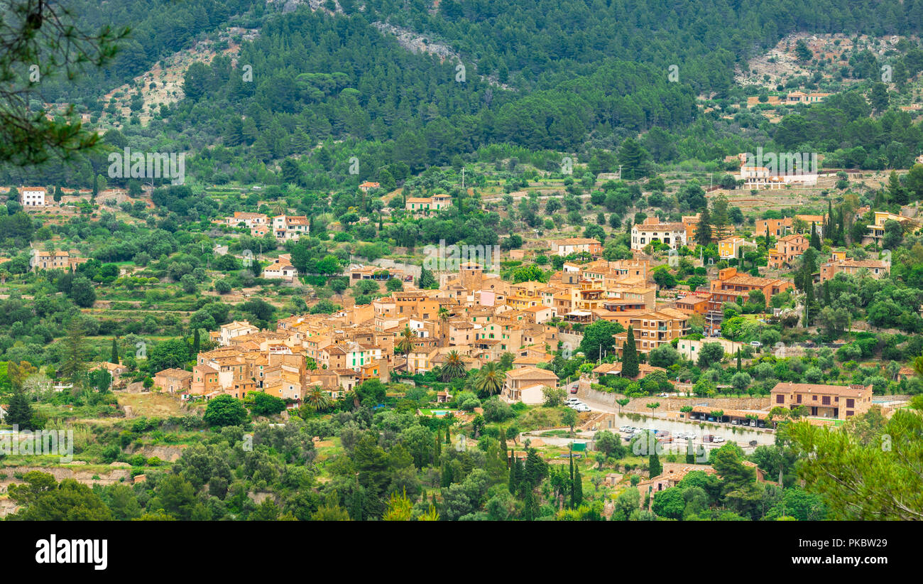 Panoramablick auf die Alte mediterranes Dorf Fornalutx, Mallorca, Spanien Stockfoto