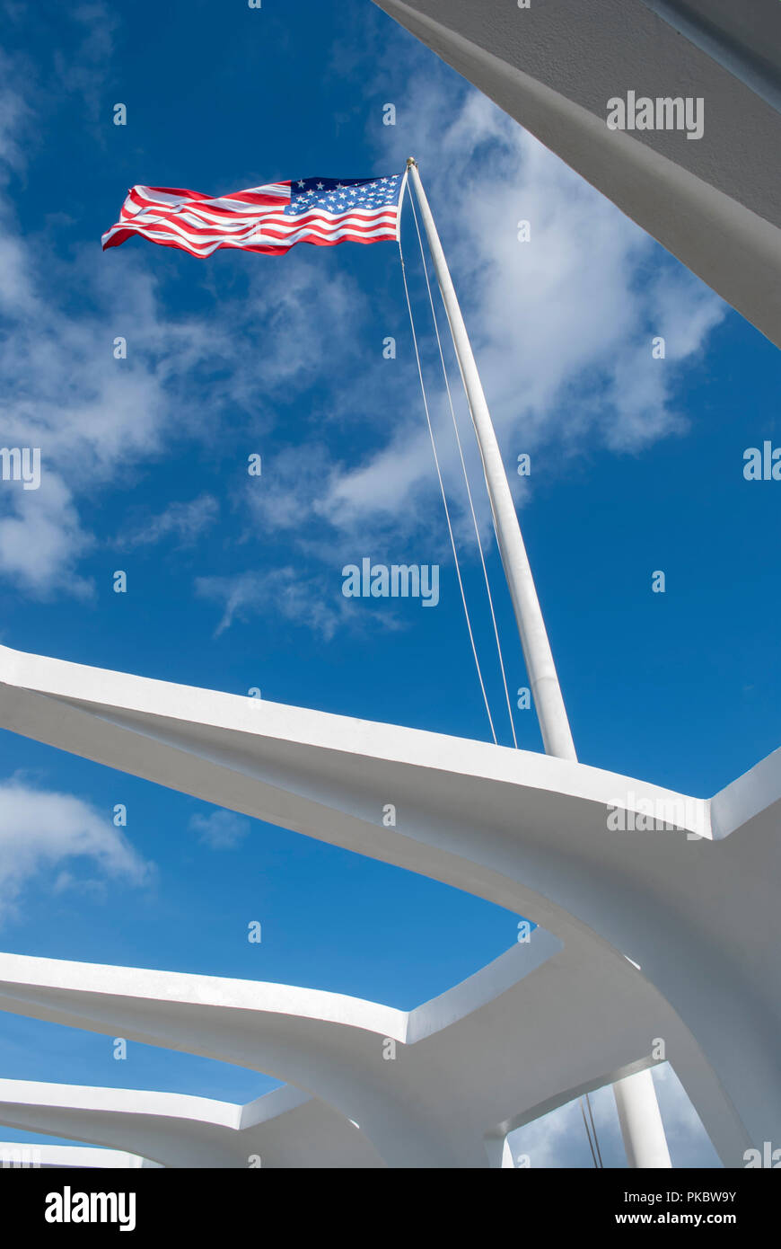 Blick auf die amerikanische Flagge durch die Öffnung im Dach im Arizona Memorial in Pearl Harbor, Hawaii, USA. Dezember 2010. Stockfoto