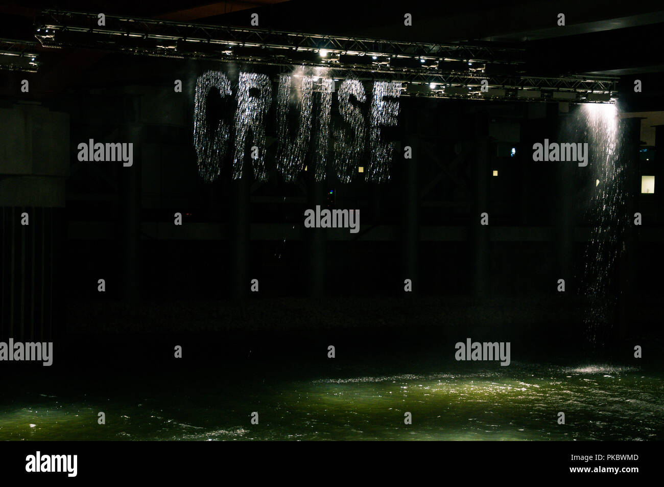 Das Wort "Kreuzfahrt" in fallenden Wasser nachts Geschrieben am London Olympic Park 2012, England, Großbritannien Stockfoto