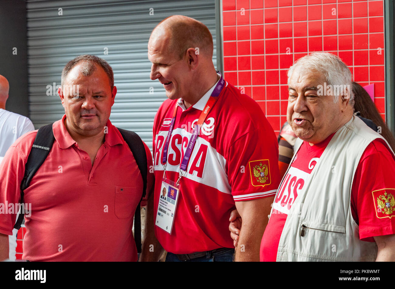 Alexander Karelin, (Alexander Karelin), pensionierter Russisch griechisch-römischen größte Wrestler, mit einem Ventilator im Londoner Olympic Park 2012, England, Großbritannien Stockfoto