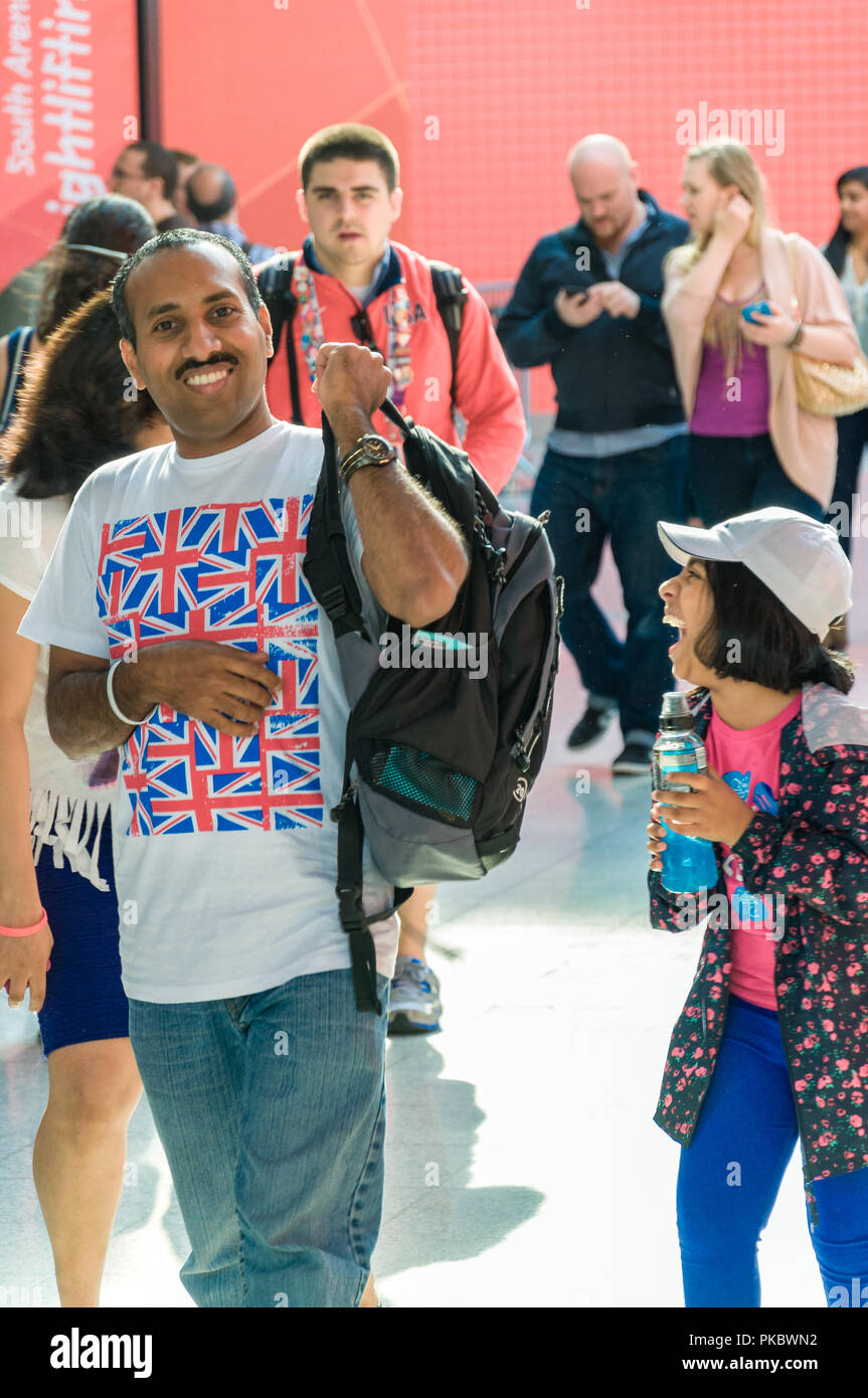 Eine britisch-asiatische Mann und seine Tochter zu Fuß über den Londoner Olympic Park 2012, England, Großbritannien Stockfoto