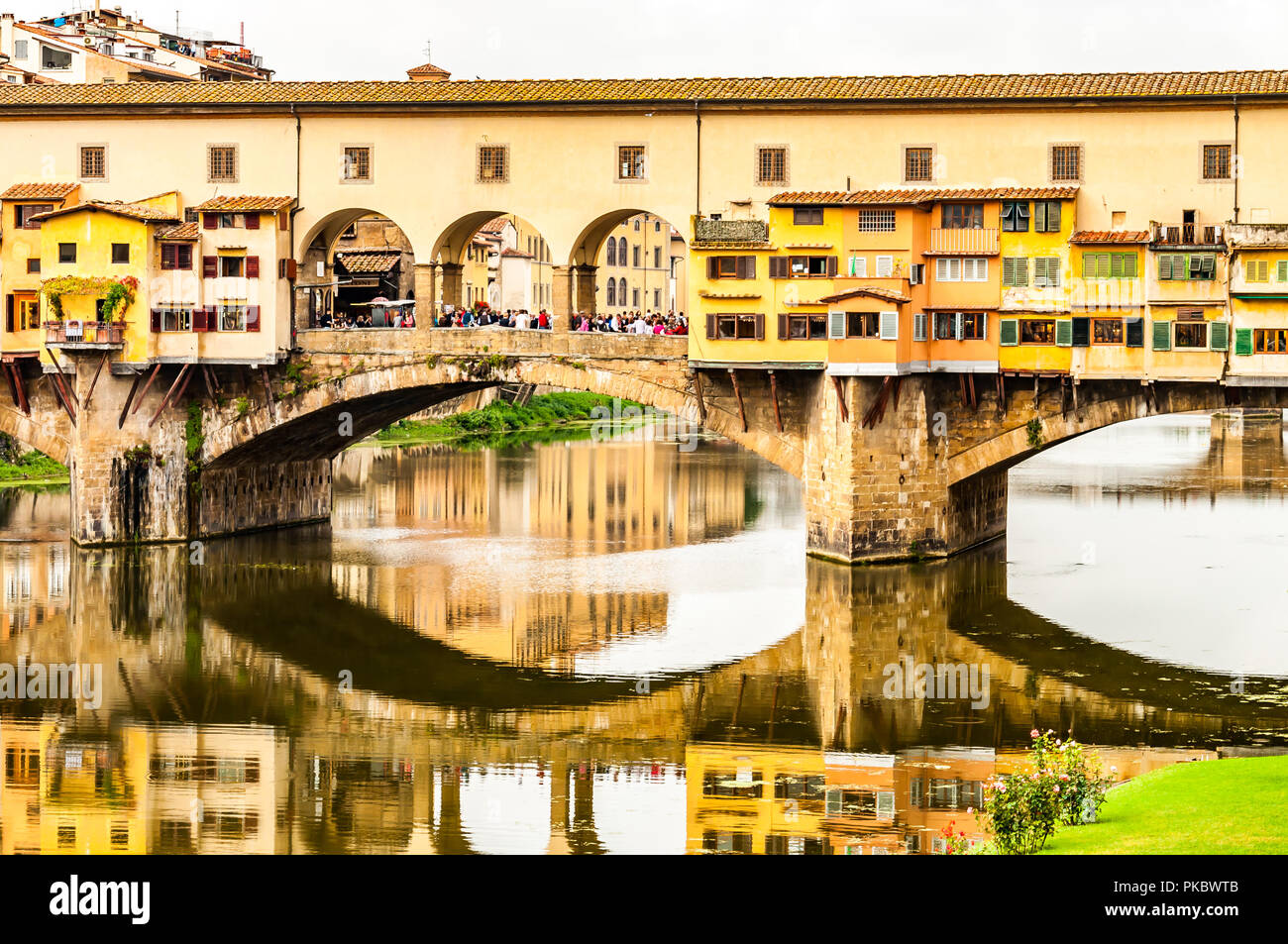 Der Ponte Vecchio über den Arno in Florenz (Firenze), Italien Stockfoto