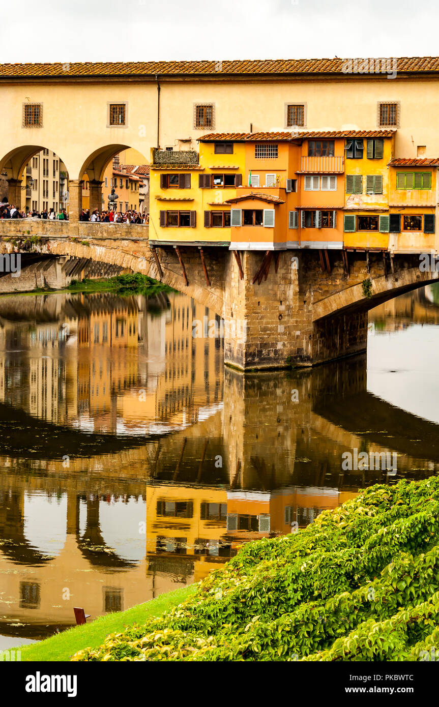 Der Ponte Vecchio über den Arno mit dem Gras kurz in Florenz (Firenze), Italien Stockfoto