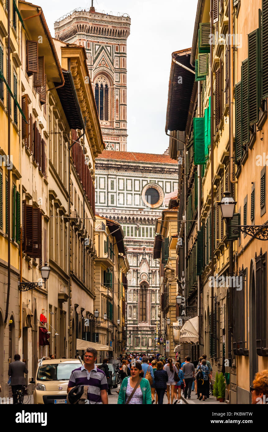 Die Taufkapelle St. Johannes gesehen aus einer Seitenstraße in Florenz (Firenze), Italien Stockfoto