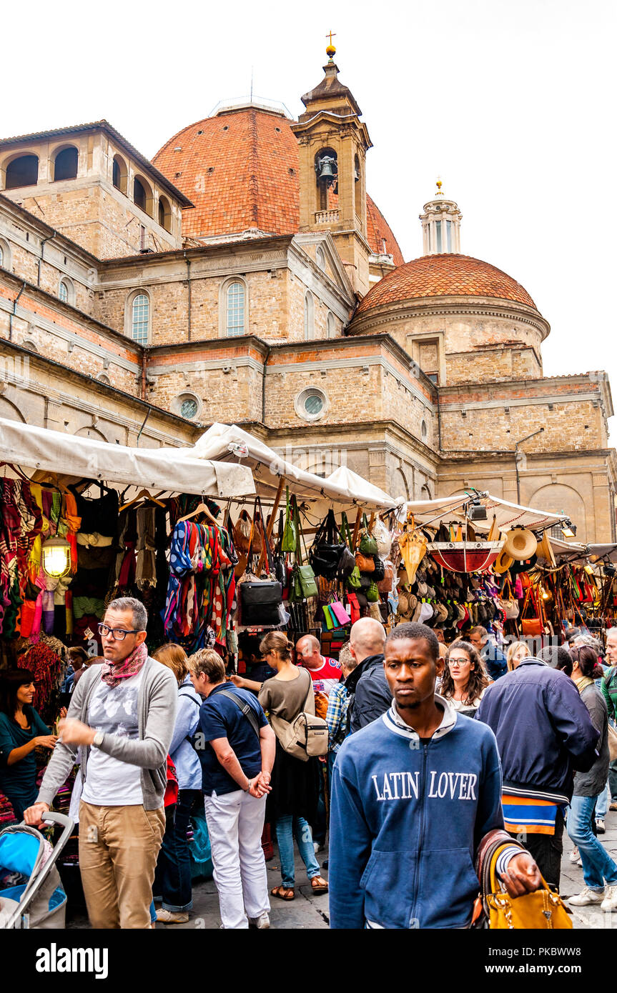 Die Basilica di San Lorenzo, mit einem Markt und Menschen "Latin Lover" in den Vordergrund, Florenz (Firenze), Italien Stockfoto