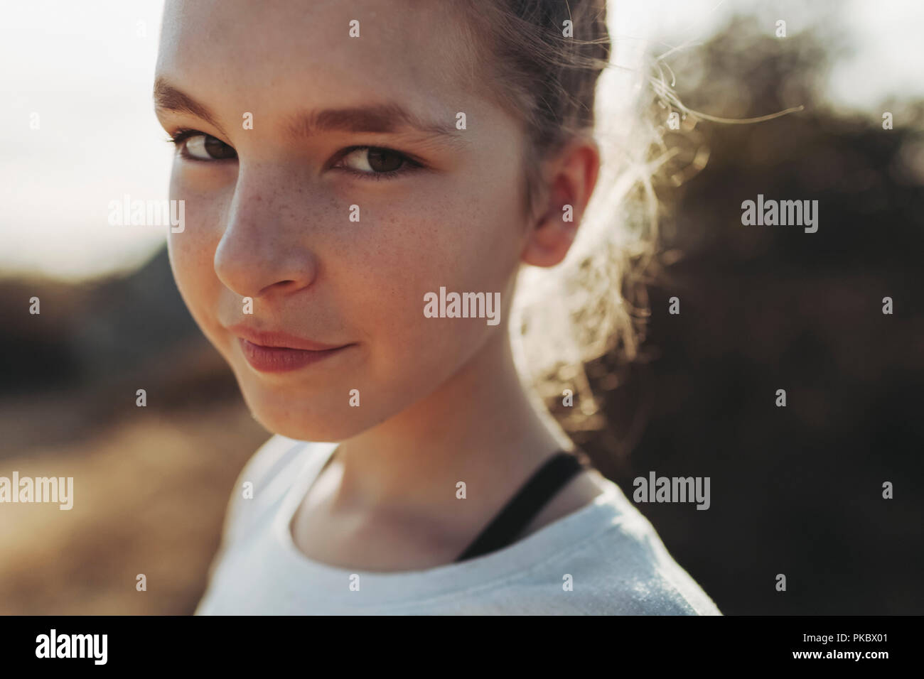 Nahaufnahme Porträt eines Jugendlichen Mädchens mit Sommersprossen; Los Angeles, Kalifornien, Vereinigte Staaten von Amerika Stockfoto