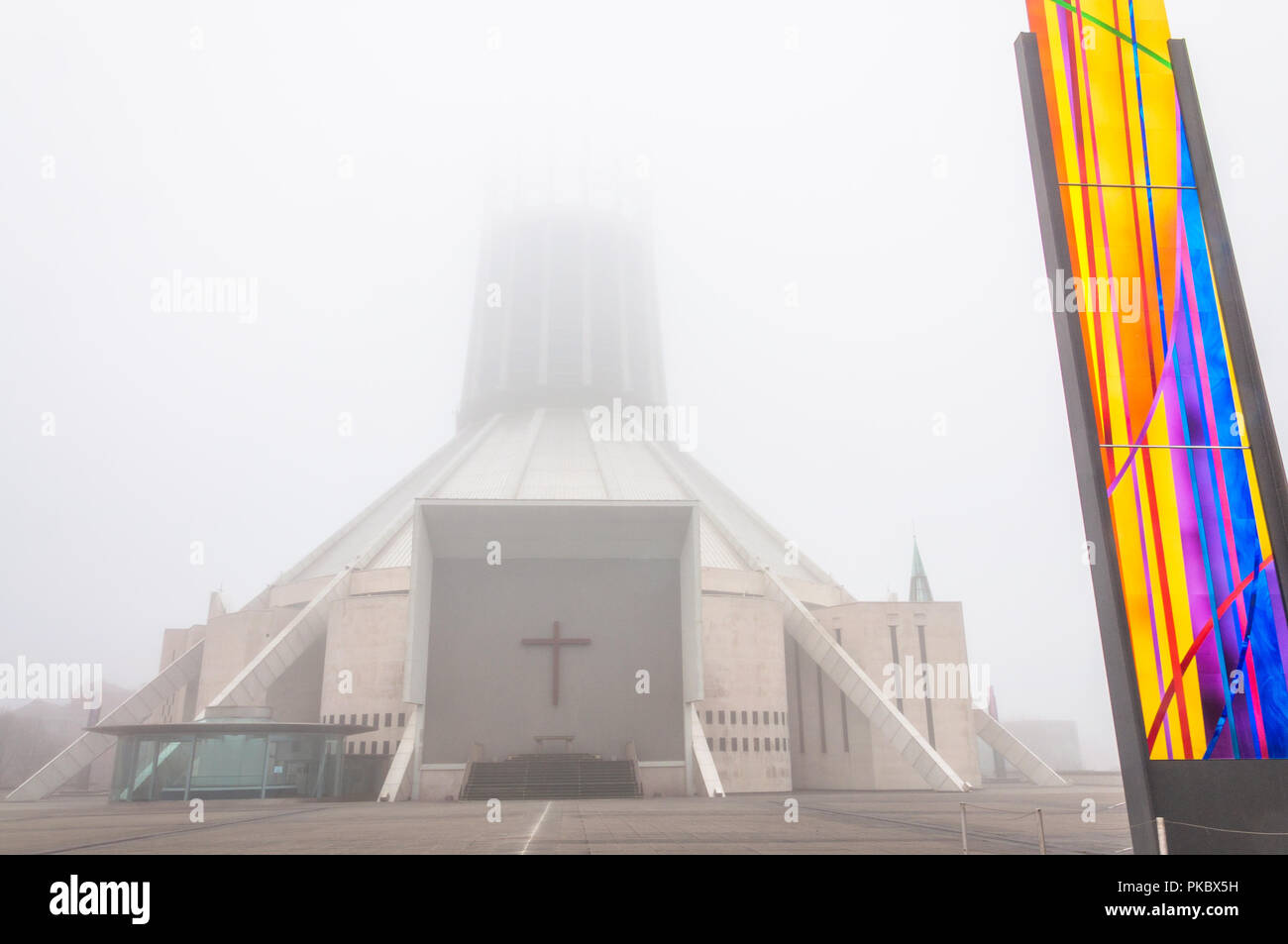 Liverpool Metropolitan Cathedral, eine moderne katholische Kathedrale und Glasmalereien in den Nebel in Liverpool, England, UK Stockfoto