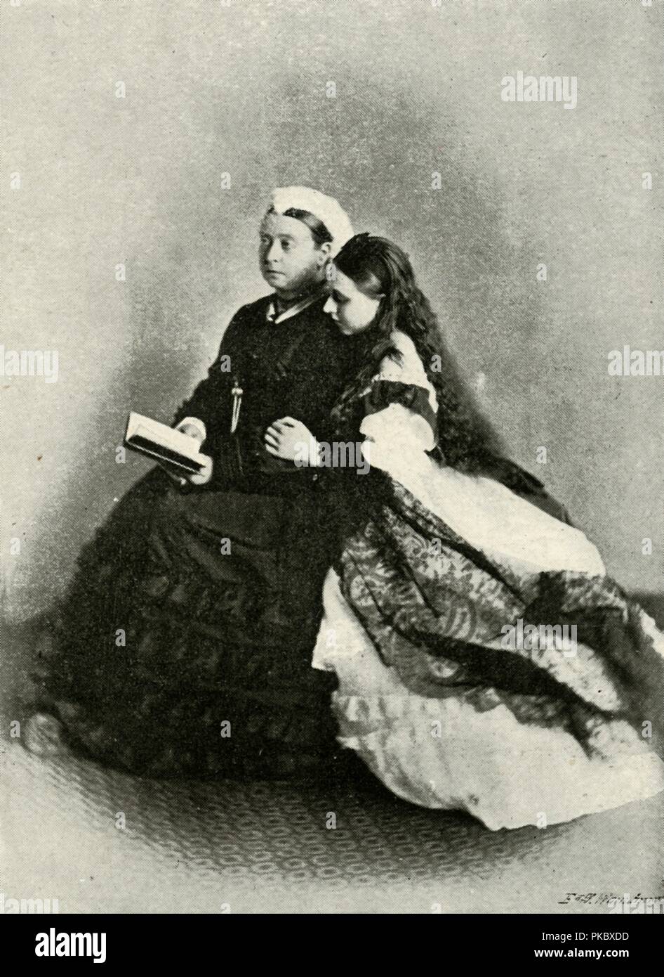 'Ihre Majestät mit der Prinzessin Beatrice, April 1871', (c 1897). Schöpfer: E&S Woodbury. Stockfoto