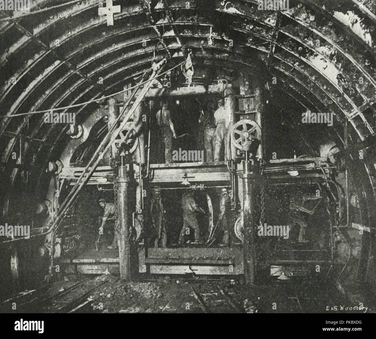 "Lenkzeiten der Tunnel für das Waterloo und Bahn', (c 1897). Artist: E&S Woodbury. Stockfoto