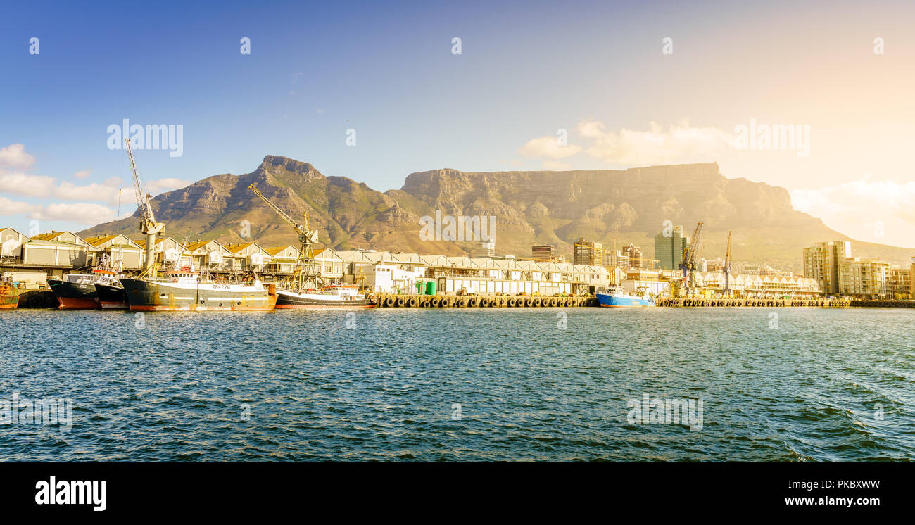 Kommerzielle Docks im Hafen von Kapstadt mit dem Tafelberg im Hintergrund Stockfoto