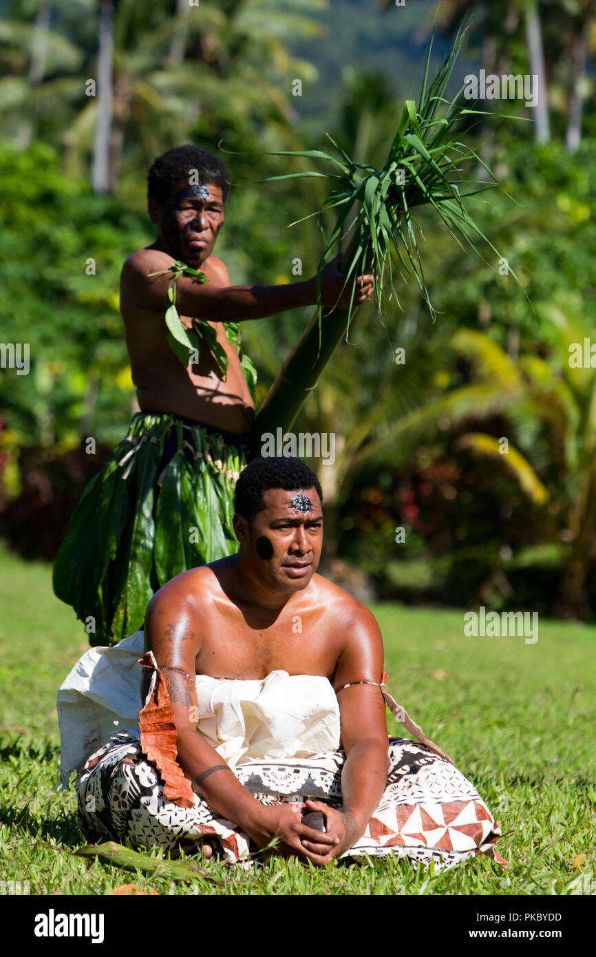 Die Dorfbewohner von Waitabu Dorf in Taveuni Island, Fiji auf einem traditonellen Kava Zeremonie für eine Gruppe von kulturellen Touristen. Stockfoto