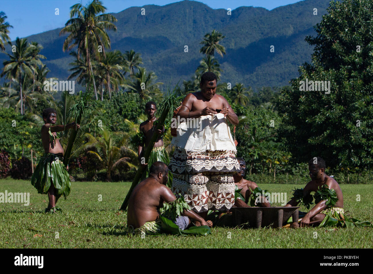 Die Dorfbewohner von Waitabu Dorf in Taveuni Island, Fiji auf einem traditonellen Kava Zeremonie für eine Gruppe von kulturellen Touristen. Stockfoto