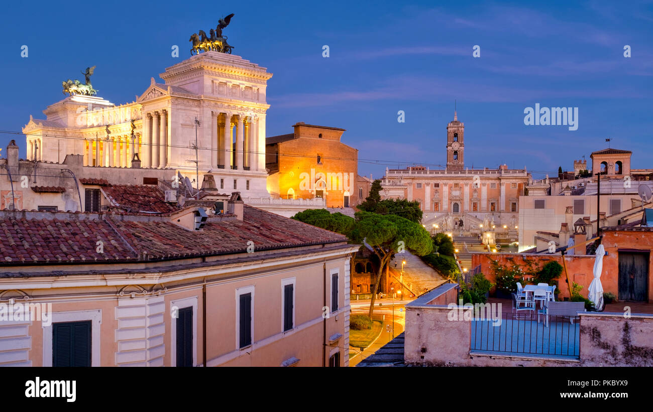 Blick auf die Denkmäler auf dem Kapitol (Altare della Patria auf der Linken, Santa Maria in Ara Coeli in der Mitte, und der Piazza del Campidoglio Stockfoto