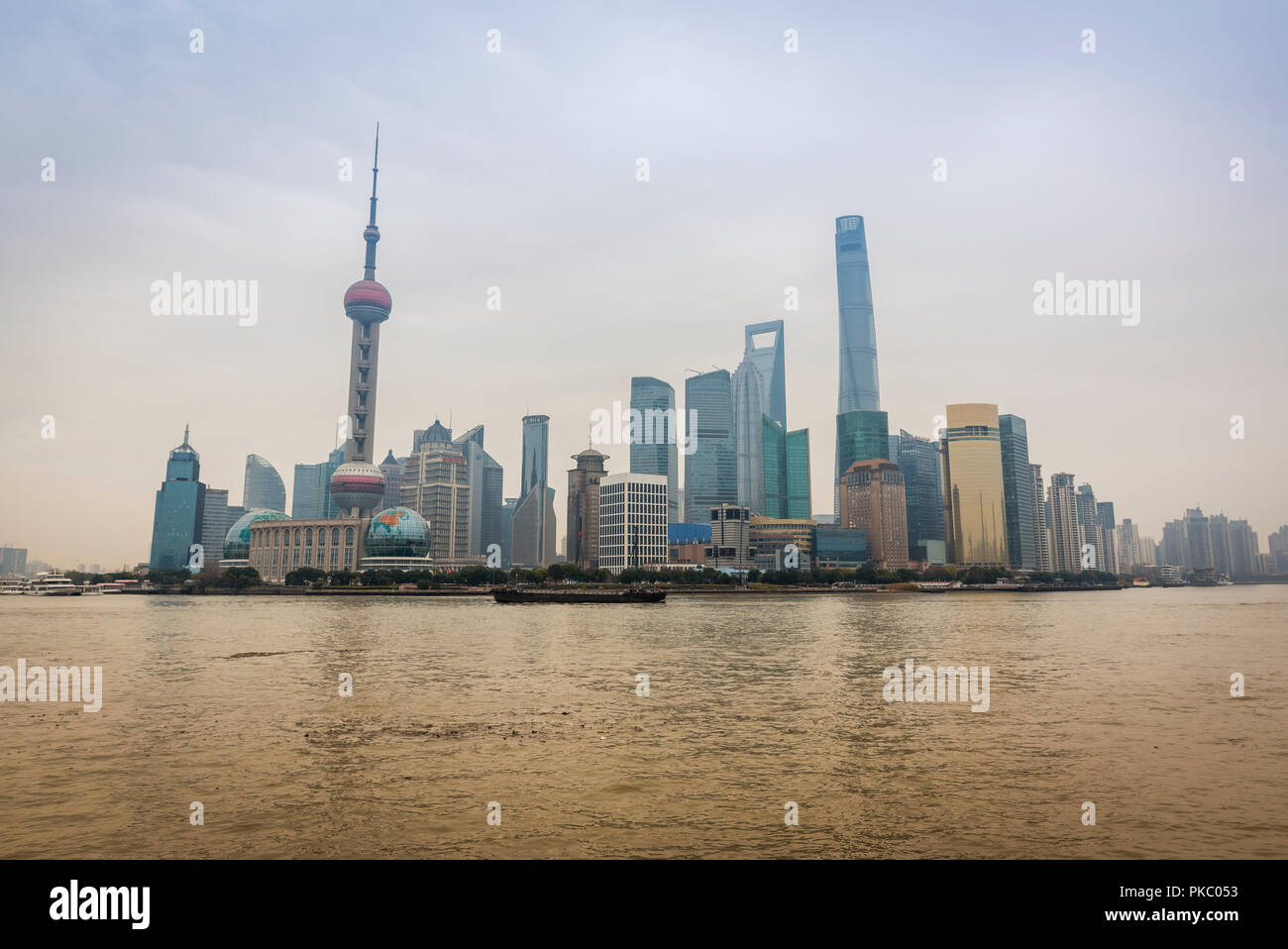Skyline von Pudong mit seinen berühmten Wolkenkratzer von der gegenüberliegenden Seite des Huangpu Fluss gesehen; Shanghai, China Stockfoto