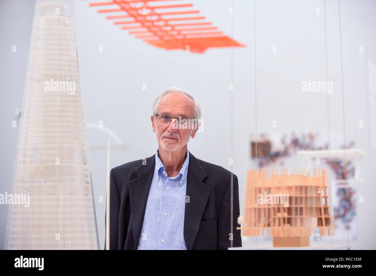 London, Großbritannien. 12. September 2018. Der international renommierte Architekt und Honorary Royal Academician Renzo Piano in einer Vorschau von "Renzo Piano: Die Kunst der Herstellung der Gebäude", eine Ausstellung mit 16 seiner bedeutendsten Projekte. Er ist neben einem Modell der Shard in London gesehen. Die Ausstellung läuft vom 15. September bis 20. Januar 2019 an der Königlichen Akademie der Künste in der Piccadilly. Credit: Stephen Chung/Alamy leben Nachrichten Stockfoto