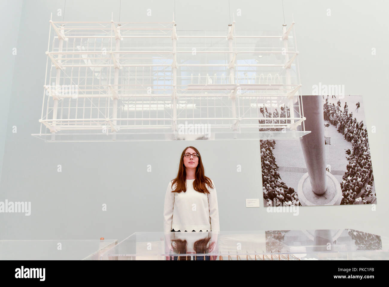 London, Großbritannien. 12. September 2018. Ein Mitarbeiter Ansichten ein Design für das Centre Georges Pompidou, Paris, Frankreich, mit einer Vorschau von "Renzo Piano: Die Kunst der Herstellung der Gebäude", eine Ausstellung von Werken des international renommierten Architekten und Honorary Royal Academician Renzo Piano. Eine Übersicht über 16 seiner bedeutendsten Projekte werden in einer Ausstellung, die vom 15. September läuft bis 20. Januar 2019 an der Königlichen Akademie der Künste in der Piccadilly. Credit: Stephen Chung/Alamy leben Nachrichten Stockfoto