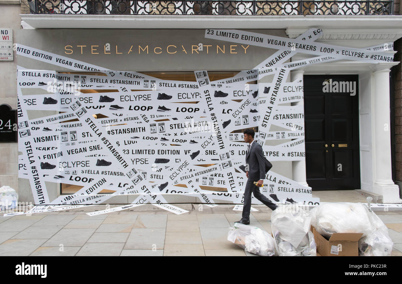 Old Bond Street, London, UK. 12. September 2018. Vegan Leder adidas Sneakers Fenster Verpackung deckt die Front von 23 Old Bond Street Förderung der legendären Stan Smith Schuhe, weltweit verfügbar ab September in der Feier von Stella McCartneys Geburtstag auf, die die Woche 10. Credit: Malcolm Park/Alamy Leben Nachrichten. Stockfoto