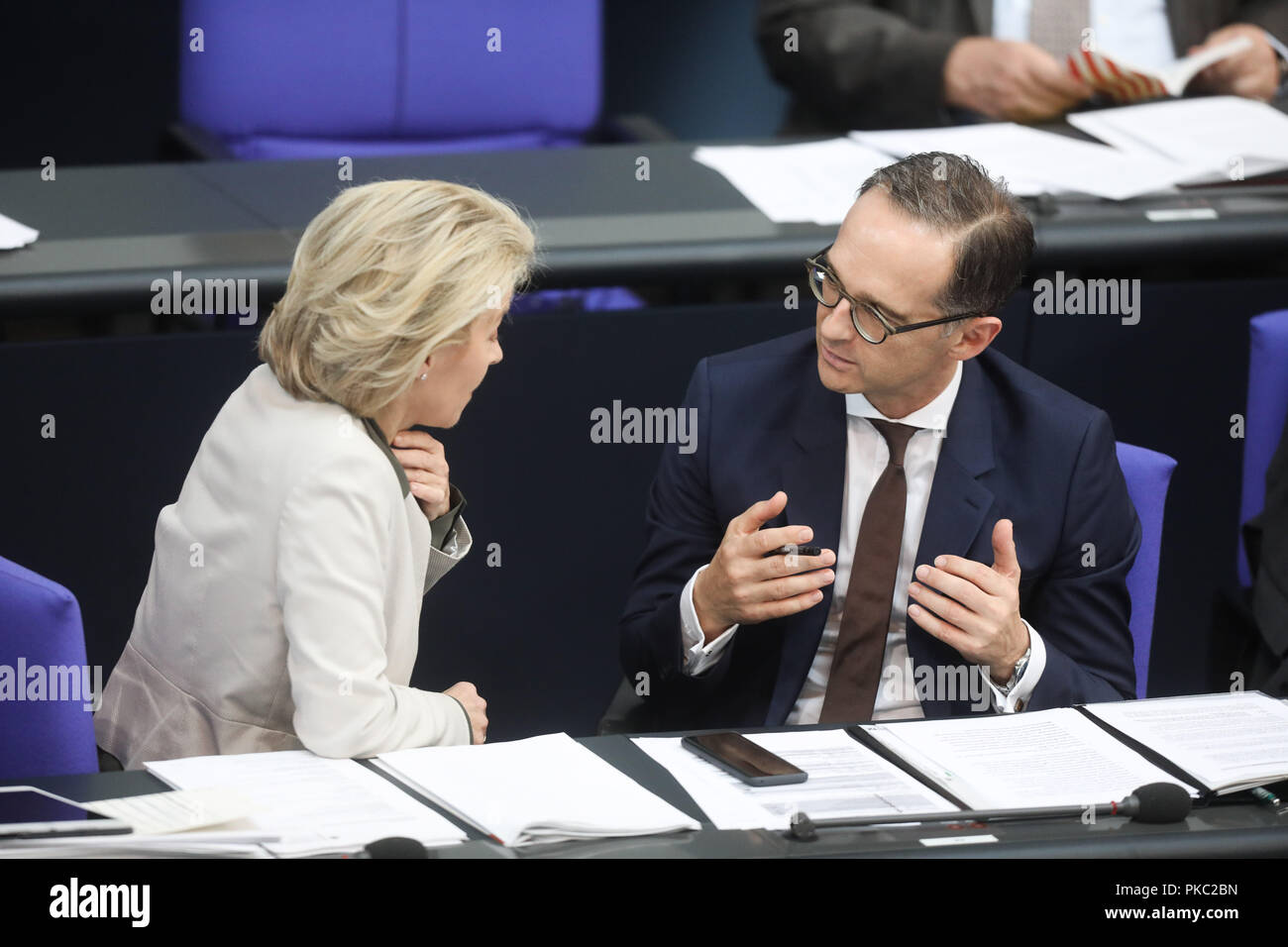 Berlin, Deutschland. 12 Sep, 2018. Ursula von der Leyen, Bundesminister der Verteidigung (CDU) und Heiko Maas, Bundesminister des Auswärtigen (SPD), sprechen über die allgemeinen Debatte im Deutschen Bundestag. Das Hauptthema der 48. Tagung der 19. Legislaturperiode ist der Entwurf für den Bundeshaushalt 2019 von der Bundesregierung und der Finanzplan 2018 bis 2022 mit der allgemeinen Debatte über den Haushalt des Bundeskanzleramtes vorgelegt. Foto: Jörg Carstensen/dpa Stockfoto
