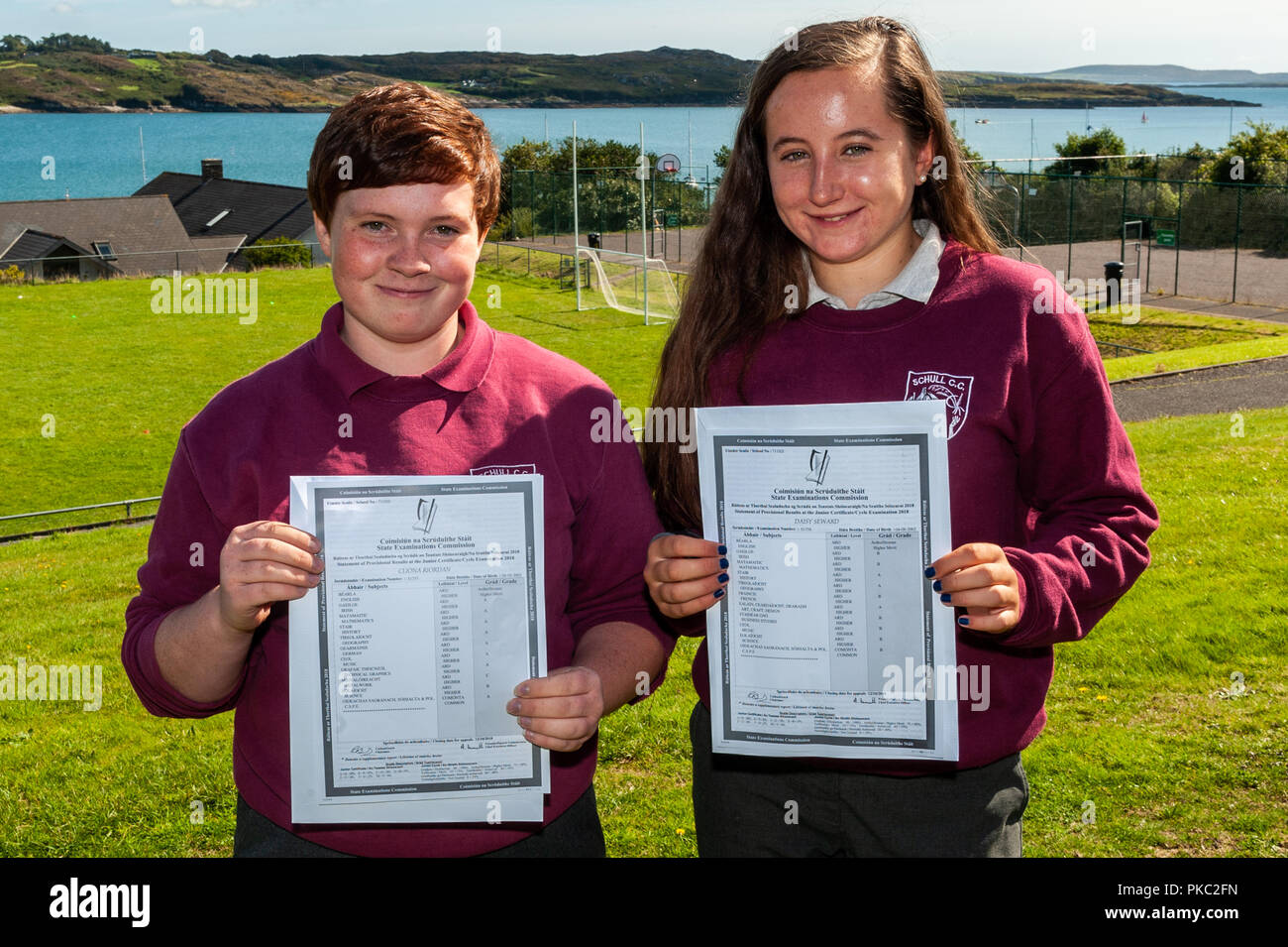 Schull, West Cork, Irland. 12. September 2018. Über 62.500 Studenten erhielten ihre Junior Cert Ergebnisse heute. Abgebildet mit deren Ergebnissen Cliona Riordan und Daisy Seaward. Credit: Andy Gibson/Alamy Leben Nachrichten. Stockfoto