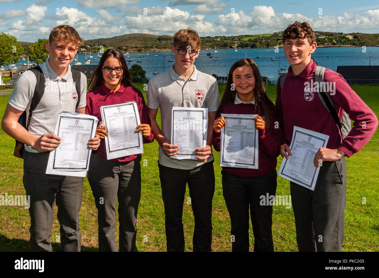 Schull, West Cork, Irland. 12. September 2018. Über 62.500 Studenten erhielten ihre Junior Cert Ergebnisse heute. Abgebildet mit deren Ergebnissen Tiernan Collins, Laura Guynolan, Matthew Sheehan. Laura Kennedy und Dan Arundel-Mc Sweeney. Credit: Andy Gibson/Alamy Leben Nachrichten. Stockfoto