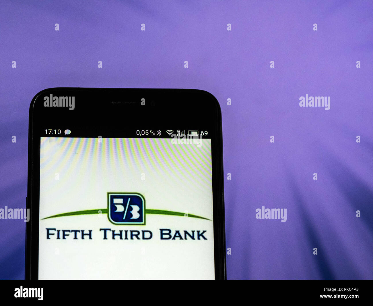 Kiew, Ukraine. 10 Sep, 2018. Fifth Third Bank Logo gesehen auf einem Smartphone angezeigt. Quelle: Igor Golovniov/SOPA Images/ZUMA Draht/Alamy leben Nachrichten Stockfoto Kiew, Ukraine. 10 Sep, 2018. Fifth Third Bank Logo gesehen auf einem Smartphone angezeigt. Quelle: Igor Golovniov/SOPA Images/ZUMA Draht/Alamy leben Nachrichten Stockfoto