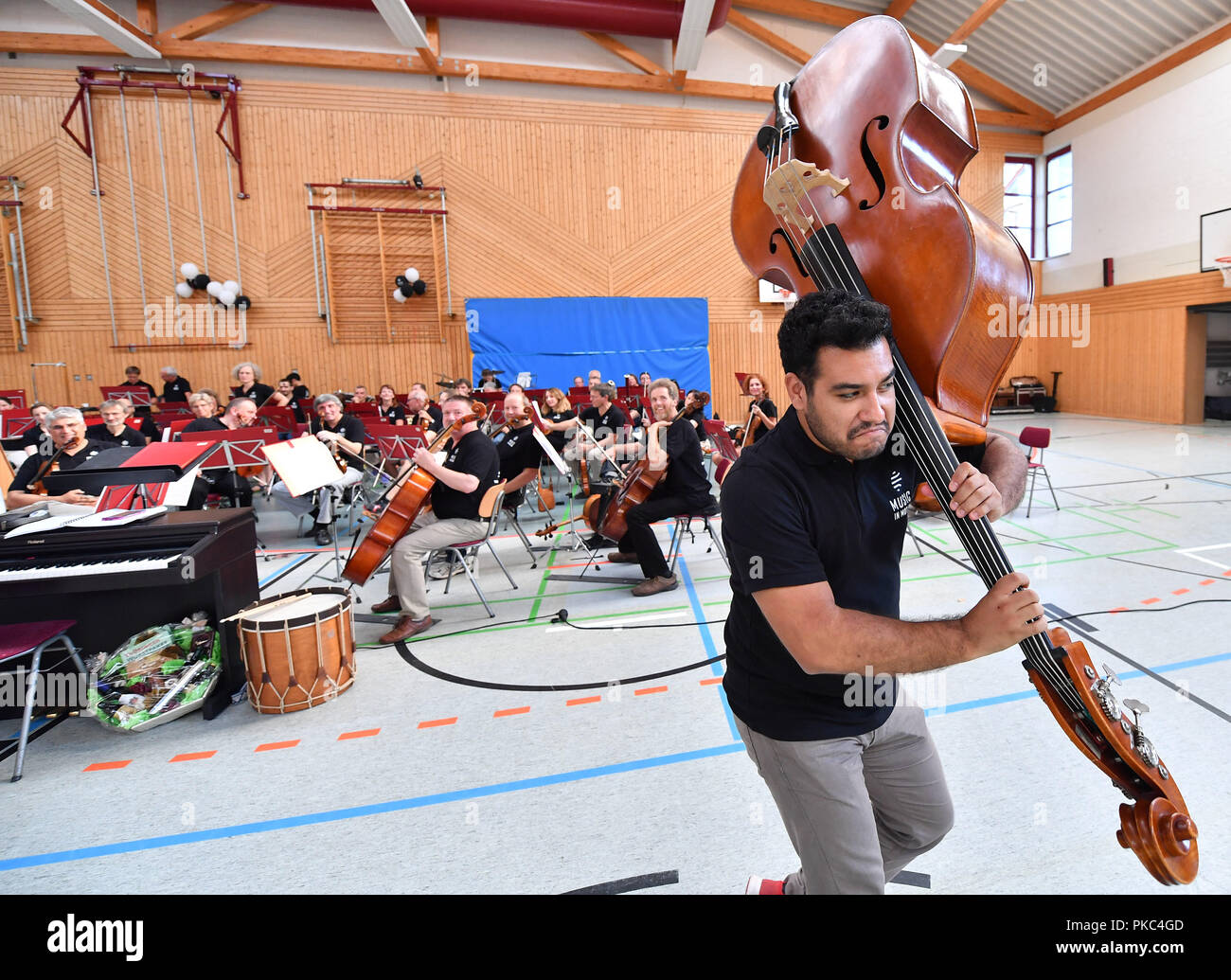 Gotha, Thüringen. 12 Sep, 2018. 12. September 2018, Deutschland, Gotha: Musiker der Thüringen Philharmonie Gotha Gotha-Eisenach Proben in einer Turnhalle für die Show "Musik in Bewegung". Das Projekt ist Teil des "Deutschlands ausgezeichnete Orchester Landschaft' Programm und soll in Erfurt am 7. Dezember auf Premiere. Die internationalen Stars lgudesman & Joo wird auf der Bühne zusammen mit der Thüringen-Philharmonie, Basketball Spieler, braekdancers, Tänzer und andere Teilnehmer. Foto: Martin Schutt/dpa-Zentralbild/dpa/Alamy leben Nachrichten Stockfoto