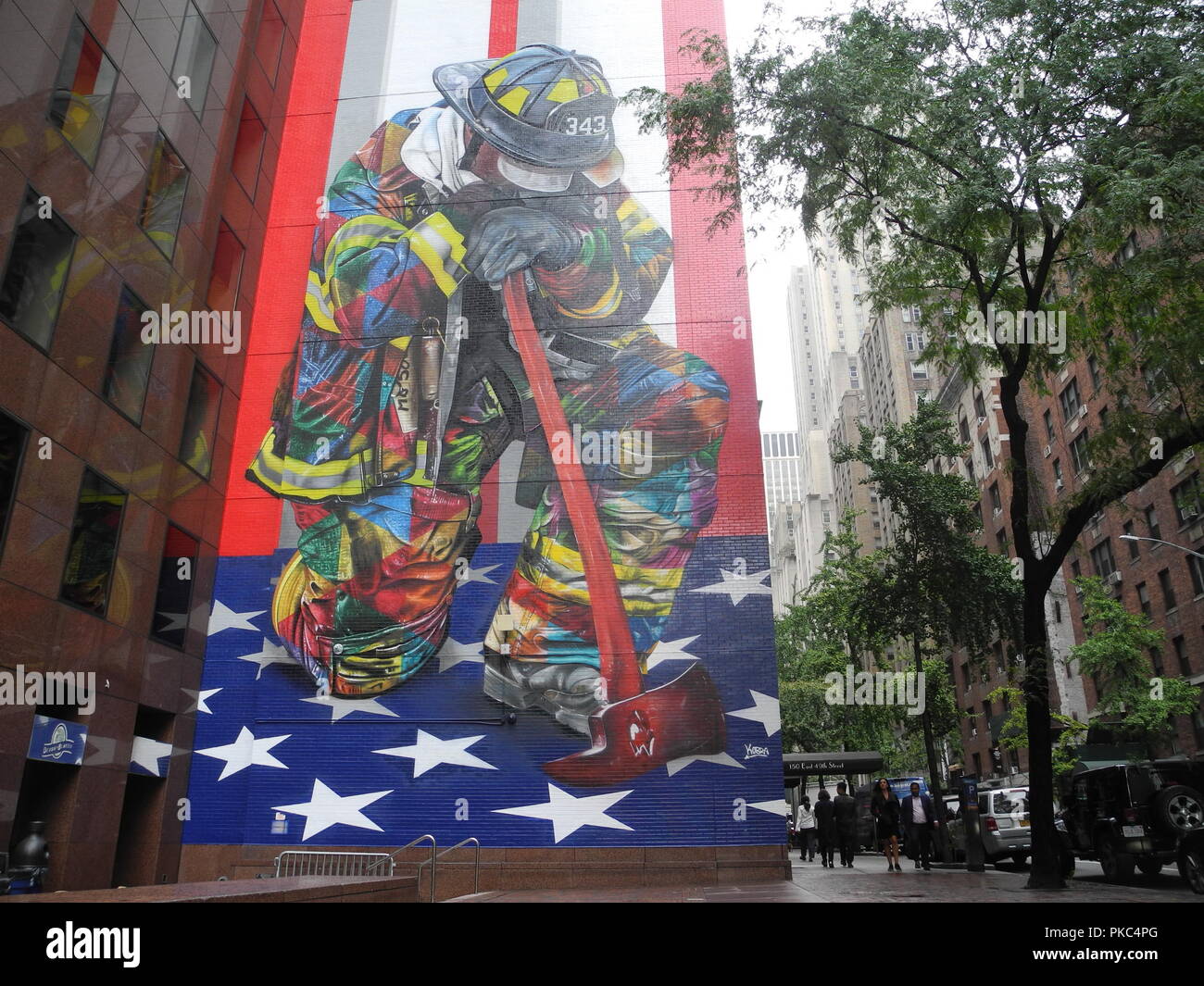 New York, USA. 11 Sep, 2018. 11. September 2018, USA, New York: Die Menschen gehen vorbei das Wandbild "die Braves von 9/11" durch die brasilianische Künstler Eduardo Kobra. 17 Jahre nach den Terroranschlägen vom 11. September 2001, ein Künstler in New York enthüllt seine Wandbild eines trauernden Feuerwehrmann. Credit: Johannes Schmitt-Tegge/dpa/Alamy leben Nachrichten Stockfoto