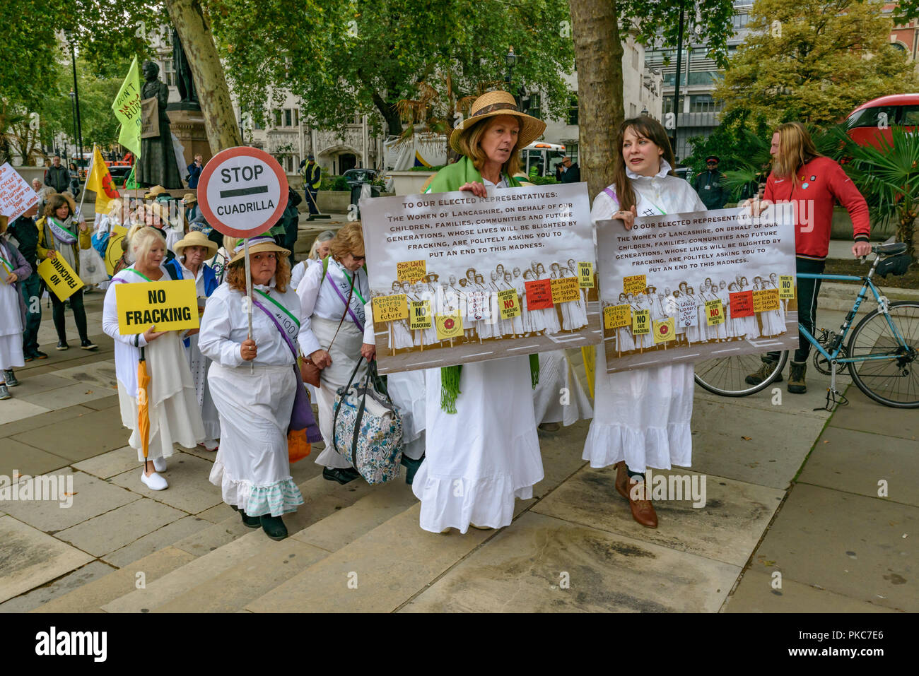 London, Großbritannien. 12. September 2018. Der März beginnt, die durch Grüne Partei Vize Amelia Womack von der Protest im Parlament Platz durch Anti-led - fracking Nanas von Lancashire zusammen mit anderen Aktivisten aus dem ganzen Land fordert von der Regierung, "die Wissenschaft und ignoriert den Willen des Volkes und Verbot fracking, bedroht die Zukunft der sowohl die Bereiche Land, in dem es zwar ist Umweltverschmutzung und Erdbeben und die Zukunft des Planeten durch die hohe CO2-Emissionen stattfinden. Credit: Peter Marschall/Alamy leben Nachrichten Stockfoto