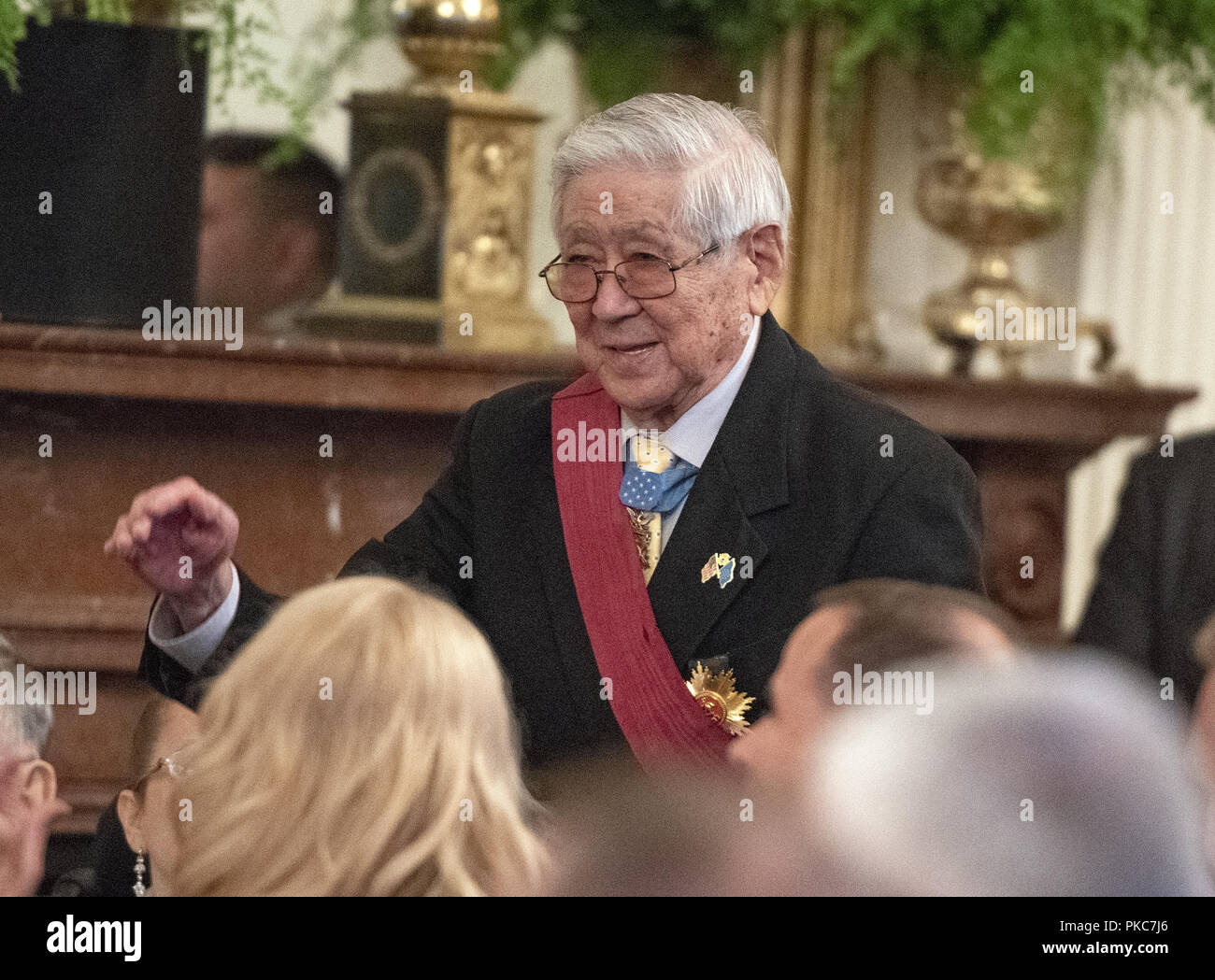 Washington, District of Columbia, USA. 12 Sep, 2018. Then-Staff Sergeant Hiroshi Miyamura, United States Army, eine Ehrenmedaille Empfänger für Tapferkeit im koreanischen Krieg, steht nach der von US-Präsident Donald J. Trumpf eingeführt, als er Bemerkungen auf der Congressional Medal of Honor Society Rezeption macht im East Room des Weißen Hauses in Washington, DC am Mittwoch, September 12, 2018 Credit: Ron Sachs/CNP/ZUMA Draht/Alamy leben Nachrichten Stockfoto