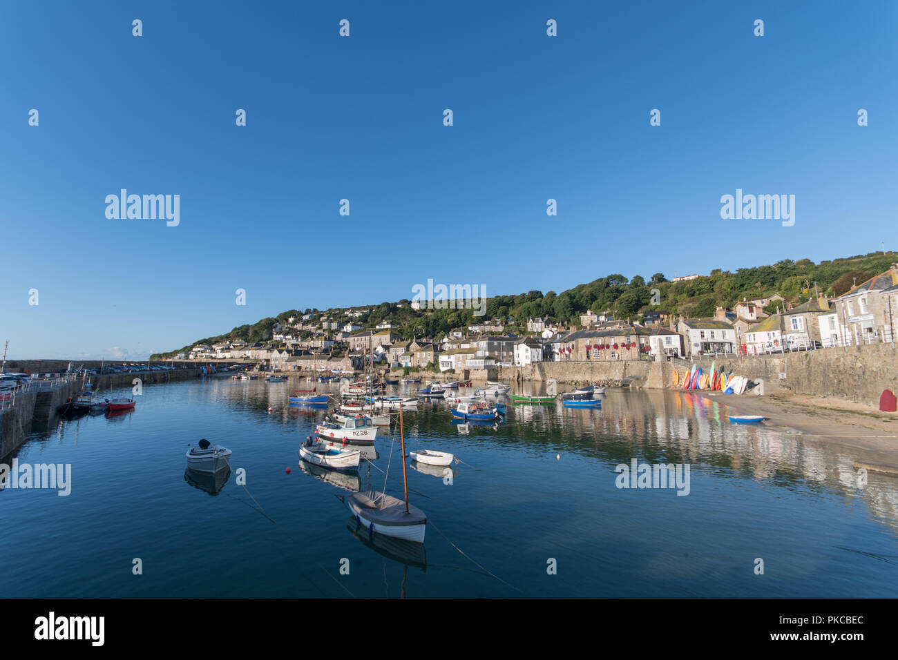 Fowey, Cornwall, UK. 13. September 2018. UK Wetter. Über Nacht klare Himmel links ein kühles Gefühl zu frühen Morgen in Cornwall, aber die hellen Sonnenschein bald Dinge aufgewärmt ist. Foto: Simon Maycock/Alamy leben Nachrichten Stockfoto