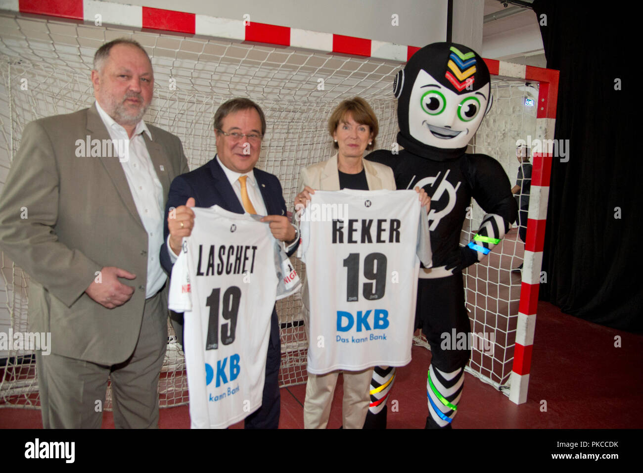 Köln, Deutschland. 11 Sep, 2018. Von links: Andreas MICHELMANN, Präsident des Deutschen Handball Bundes DHB, Armin LASCHET, Politiker, CDU, Ministerpräsident des Landes Nordrhein-Westfalen, Henriette RÄDEKER, Bürgermeister der Stadt Köln, dem Maskottchen STAN, Porträt, Porträt, Porträt, 7/8-Einzelbild, einzigen Motiv, Pressekonferenz für die IHF Handball WM 2019, am 11.09.2018 im Sport- und Olympiamuseum Koeln, Â | Nutzung der weltweiten Kredit: dpa/Alamy leben Nachrichten Stockfoto