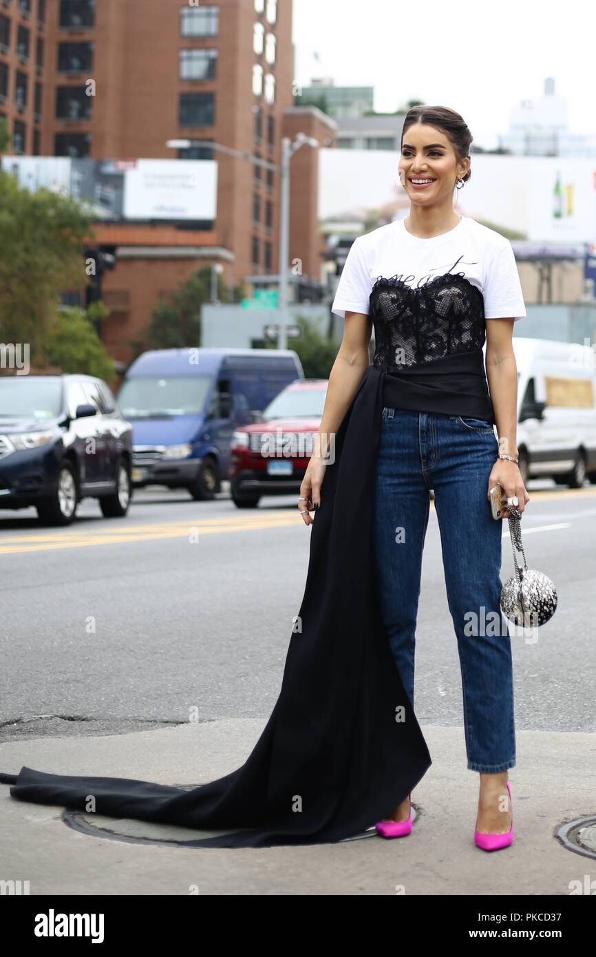 Blogger Camila Coelho posiert auf der Straße während der New York Fashion Week - Sept. 11, 2018 - Foto: Start- und Landebahn Manhattan*** Nur für redaktionelle Verwendung?*** | Verwendung weltweit Stockfoto