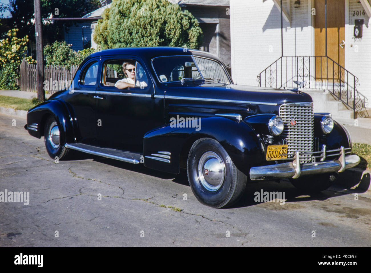 Schwarz und Chrom alten Cadillac Limousine 2 Türen amerikanisches Auto mit einer Kalifornien 1956 Nummernschild. Bild in 1962 getroffen Stockfoto