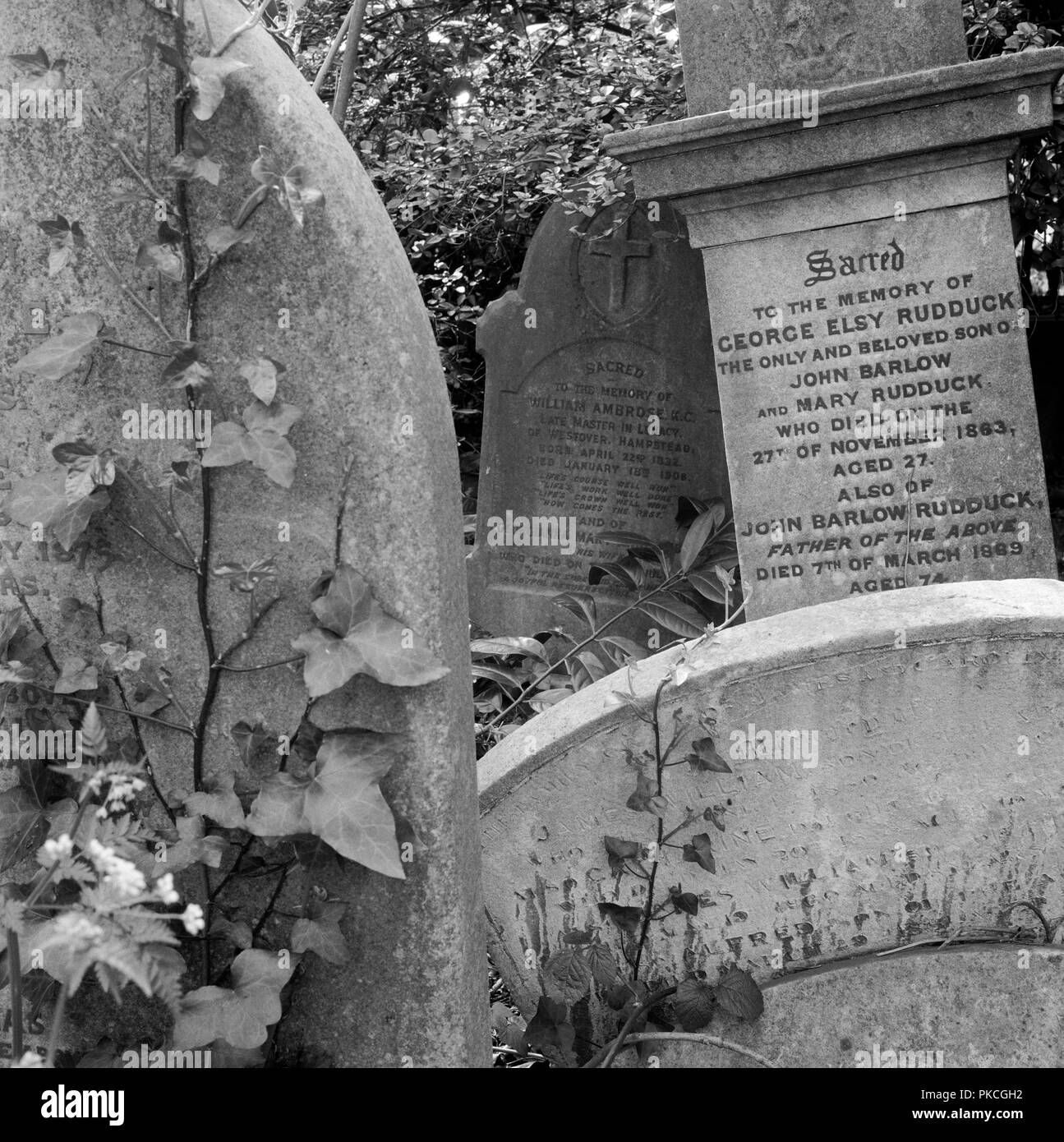 Grabsteine, Highgate Cemetery, Hampstead, London, 1987. Artist: John Gay. Stockfoto