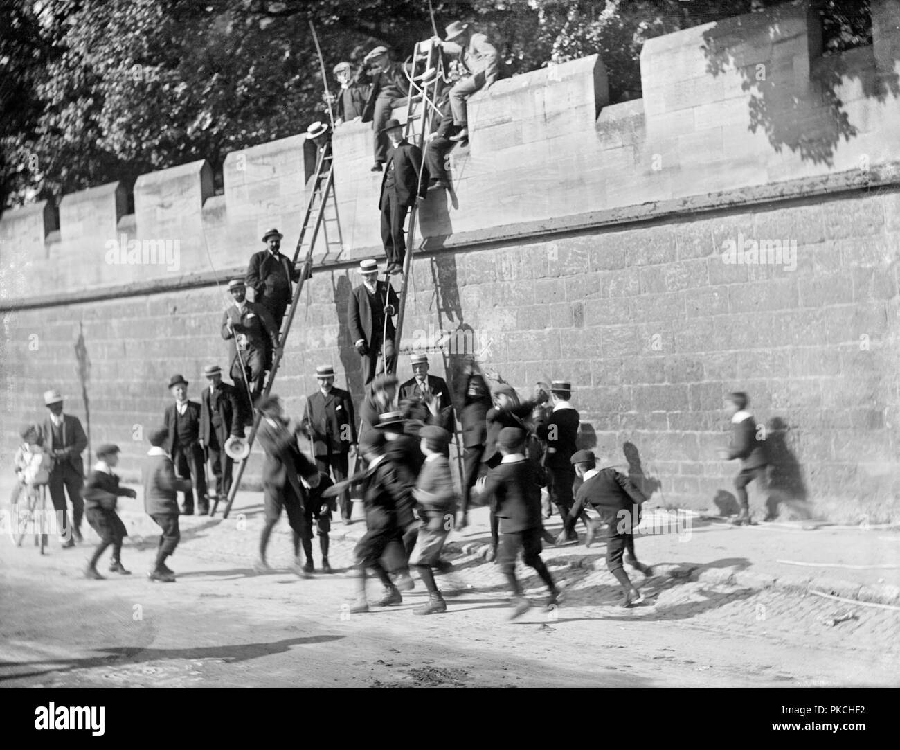 Schlagen Sie die Grenzen, Streb Street, Oxford, Oxfordshire, 1908. Artist: Henry verspotten. Stockfoto