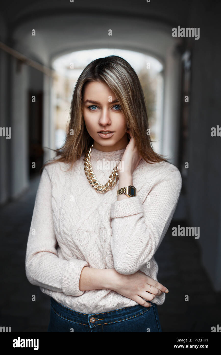 Junge schöne Mädchen mit einer goldenen Kette und retro Clock auf der  Straße stellen Stockfotografie - Alamy