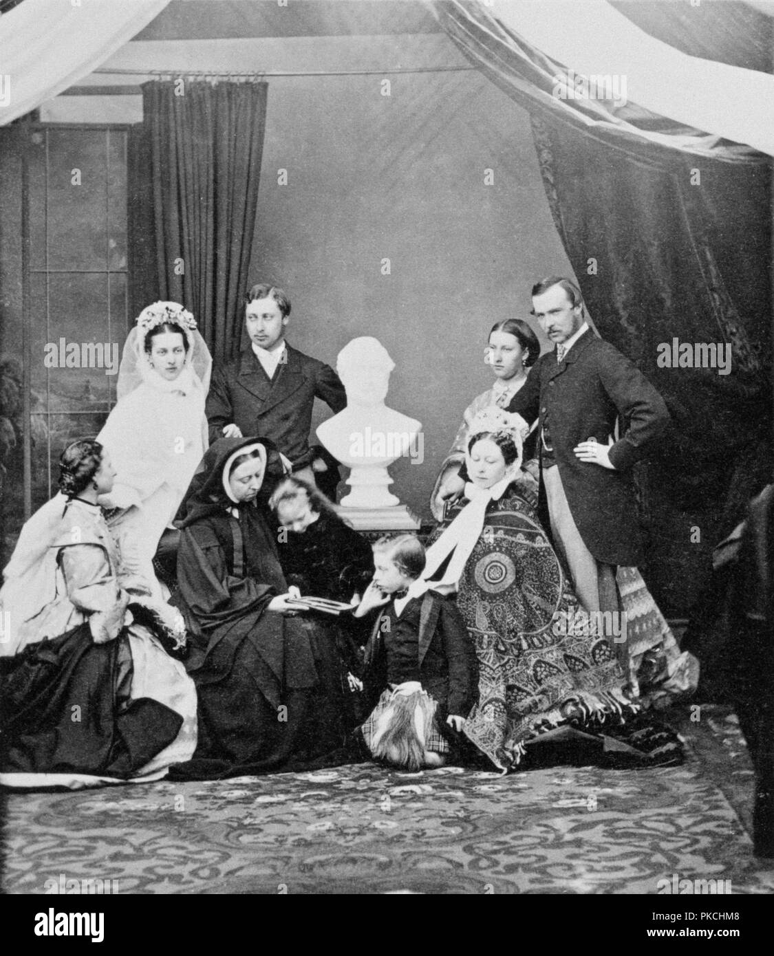 Königin Victoria und ihre Familie, Windsor, 1863. Artist: Unbekannt. Stockfoto