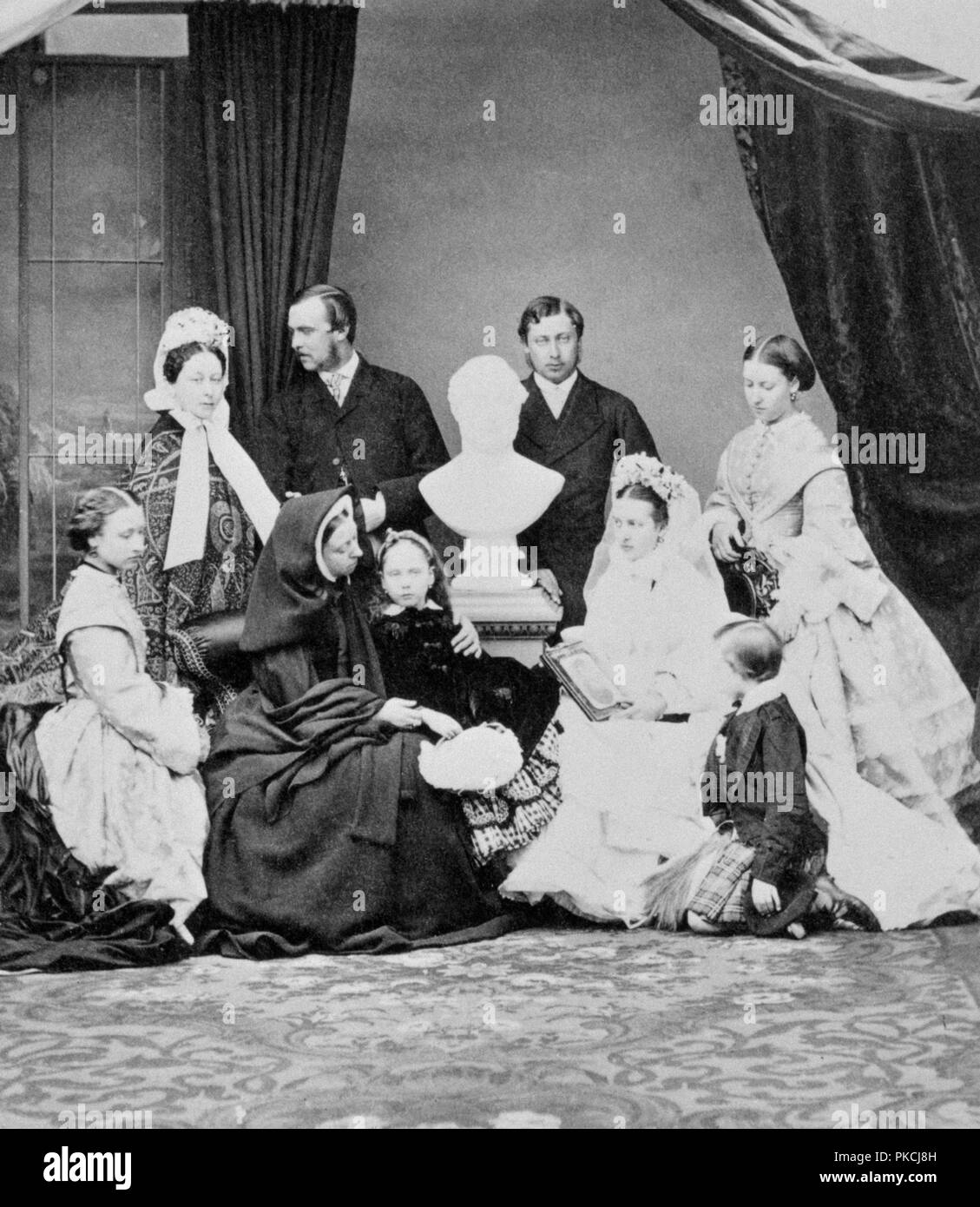 Königin Victoria und ihre Familie, Windsor, Berkshire, 1863. Artist: Unbekannt. Stockfoto
