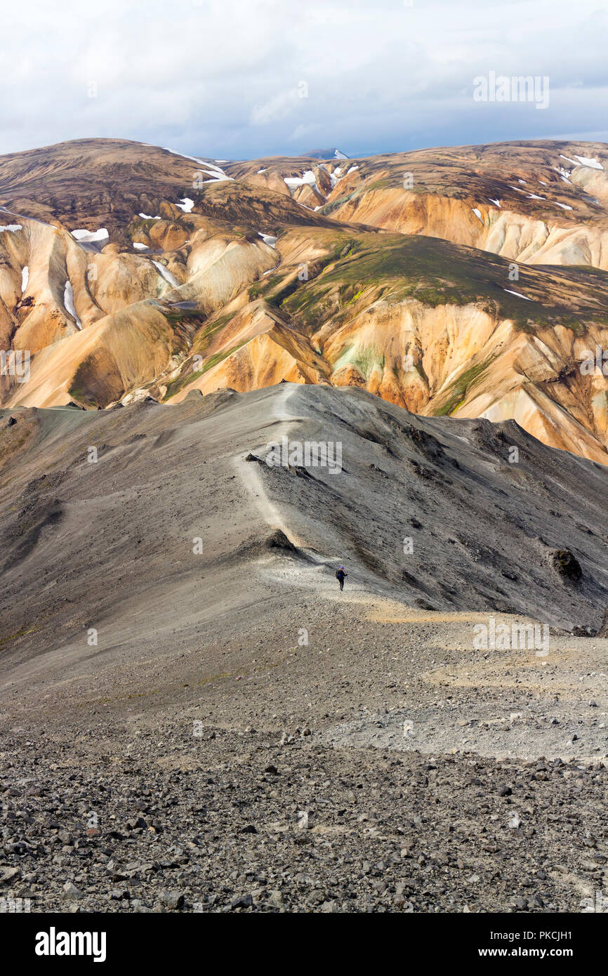 Wanderer Absteigend der vulkanische Berg von Blahnukur mit bunten Vulkan Berge als Kulisse, Landmannalaugar, Island. Stockfoto