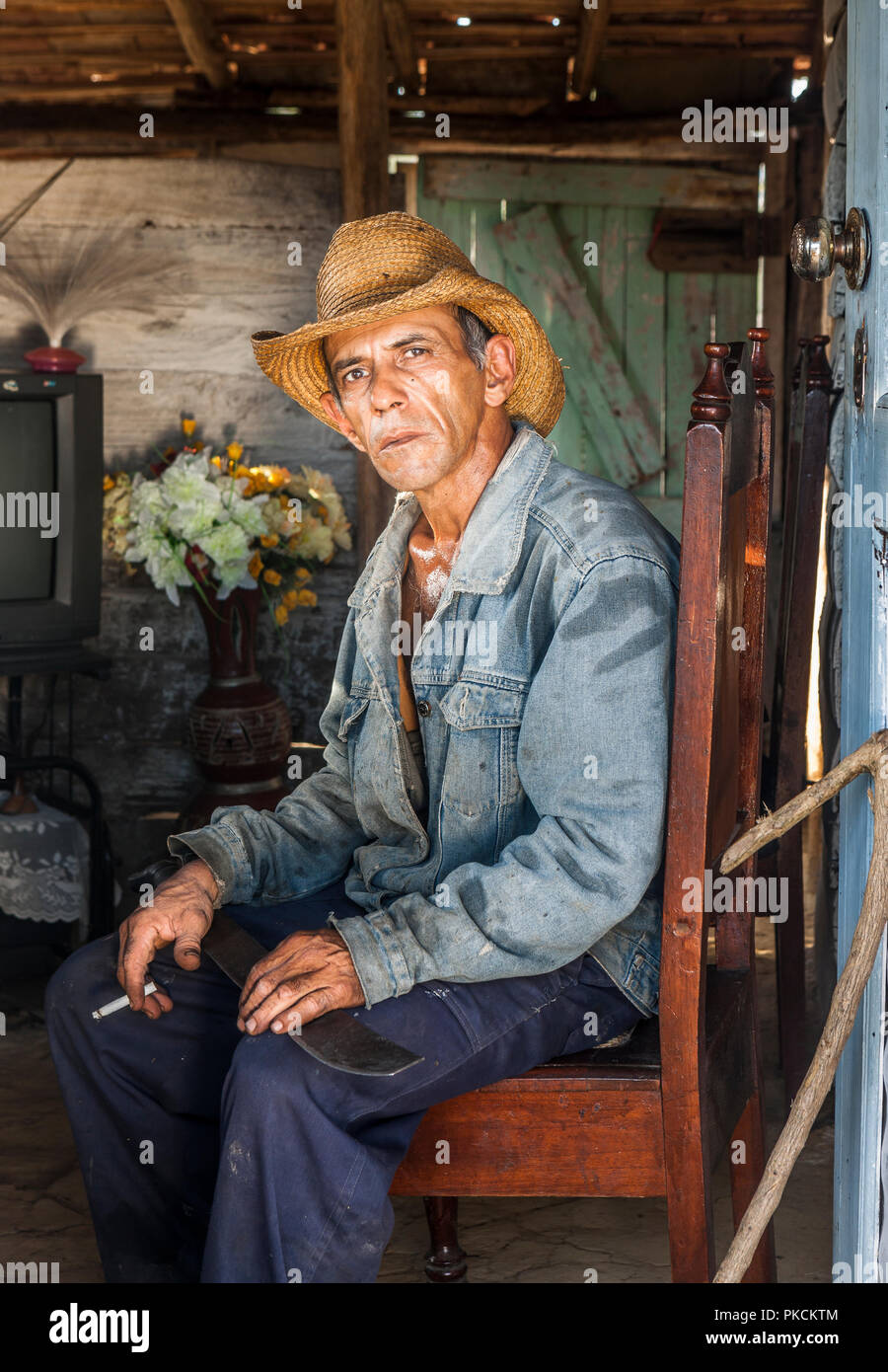 Sancti Spíritus, Kuba. 29. Januar, 2013. Miquel der Haut glitzert von Schweiß, wie er sich hinsetzt, um eine Zigarette zu genießen. Er ist gerade von der Arbeit nach Hause zurück Stockfoto