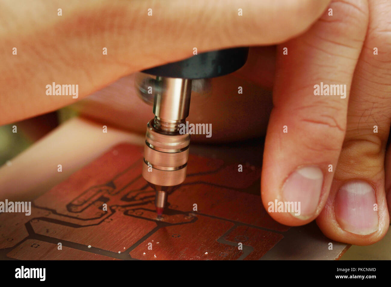 Elektronische Schaltungen verfahren, verwenden Sie einen Bohrer auf Leiterplatten zu thematisieren. Selektive konzentrieren. Stockfoto