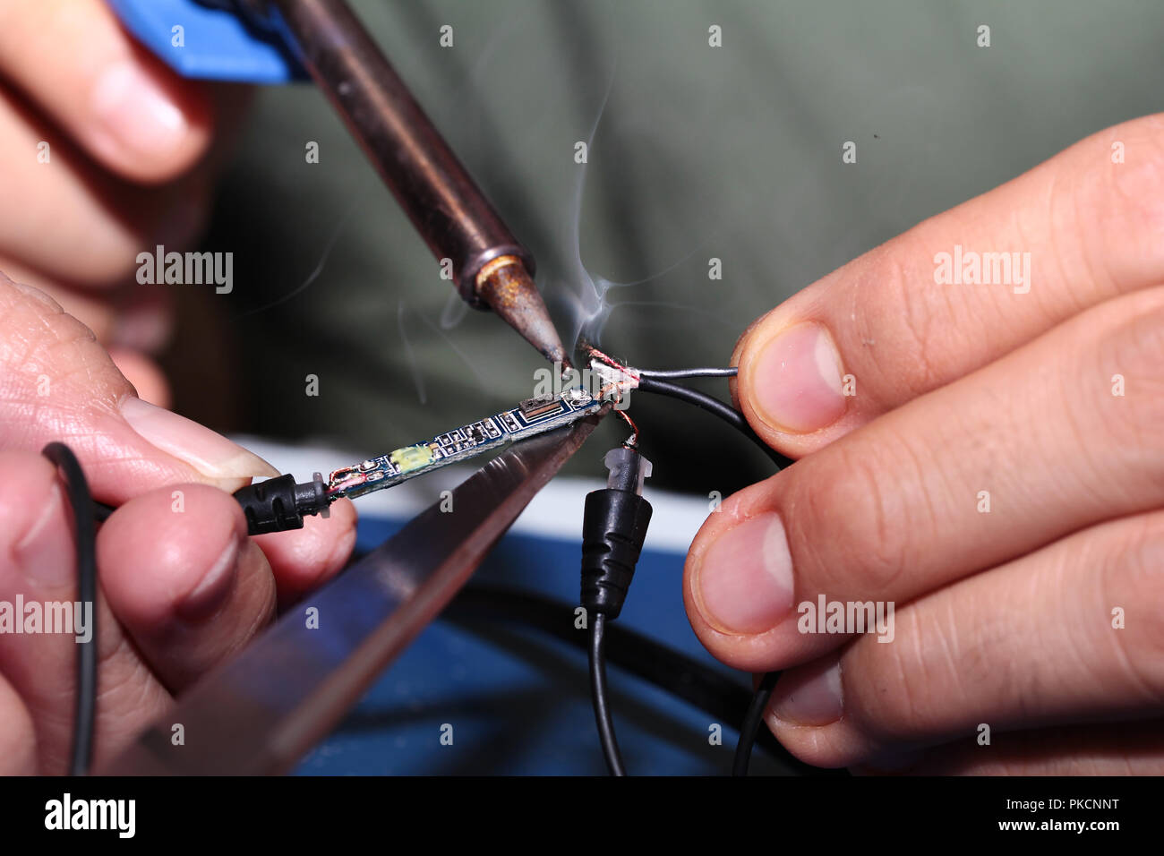 Elektronische Schaltungen verfahren, verwenden Sie Lötkolben zu schweißanschluss Pore mit Tin-Draht. Selektive konzentrieren. Stockfoto