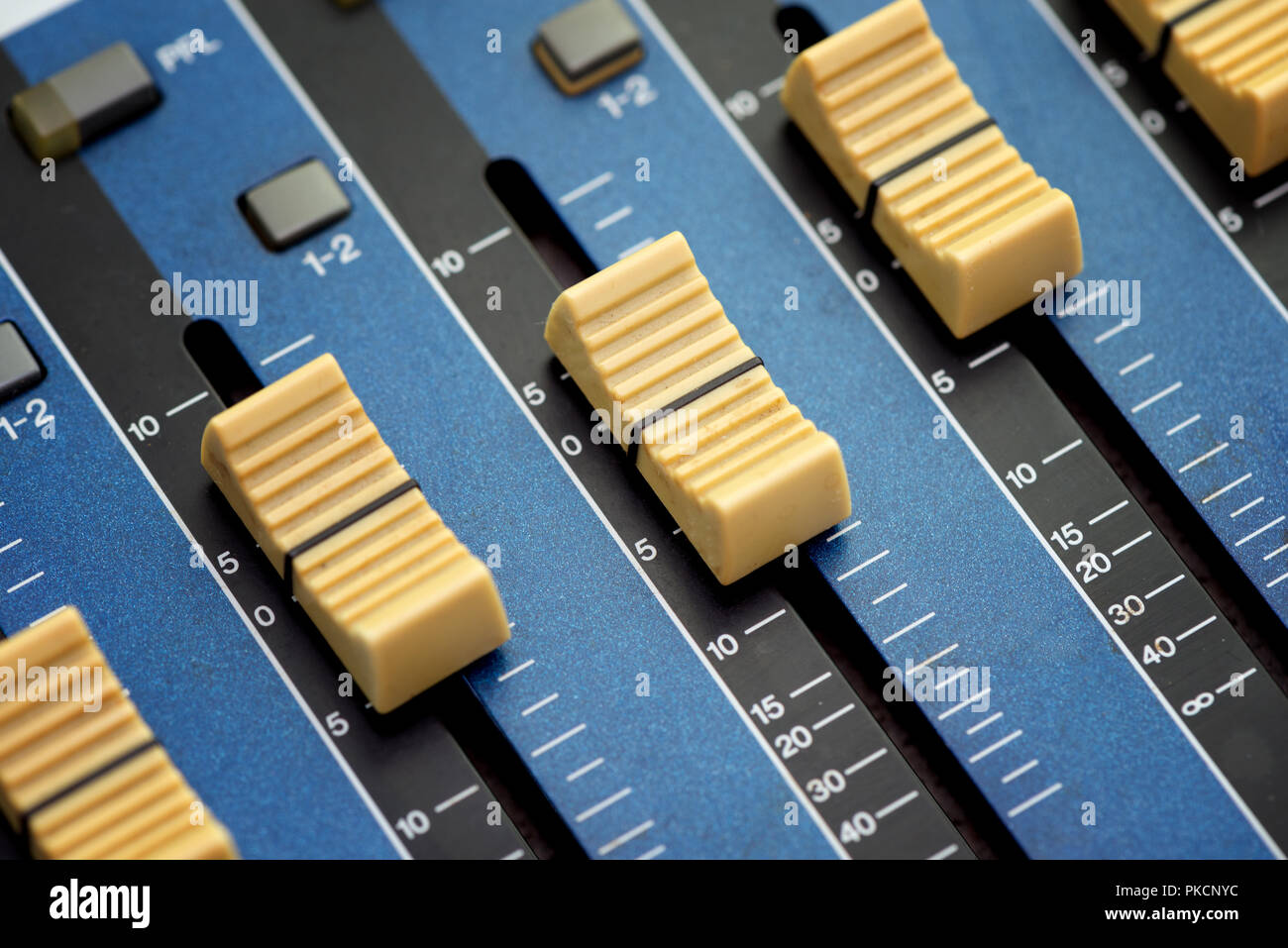 Audio Fader auf einem blauen Audio Mischpult Stockfoto