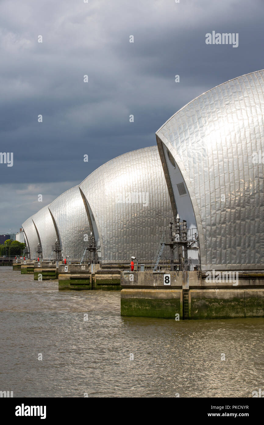 Thames Barrier, bewegliches Sturmflutwehr auf der Themse im Südosten von London, England, Vereinigtes Königreich Stockfoto