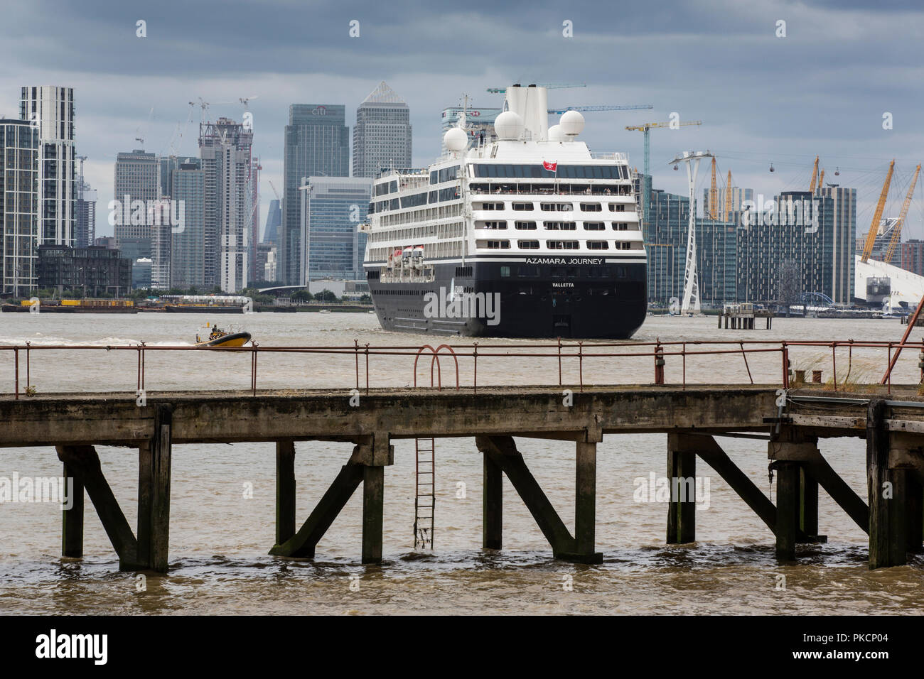 Azamara Kreuzfahrtschiff durch die Thames Barrier, bewegliches Sturmflutwehr auf der Themse im Südosten von London, England, UK gelegen Stockfoto