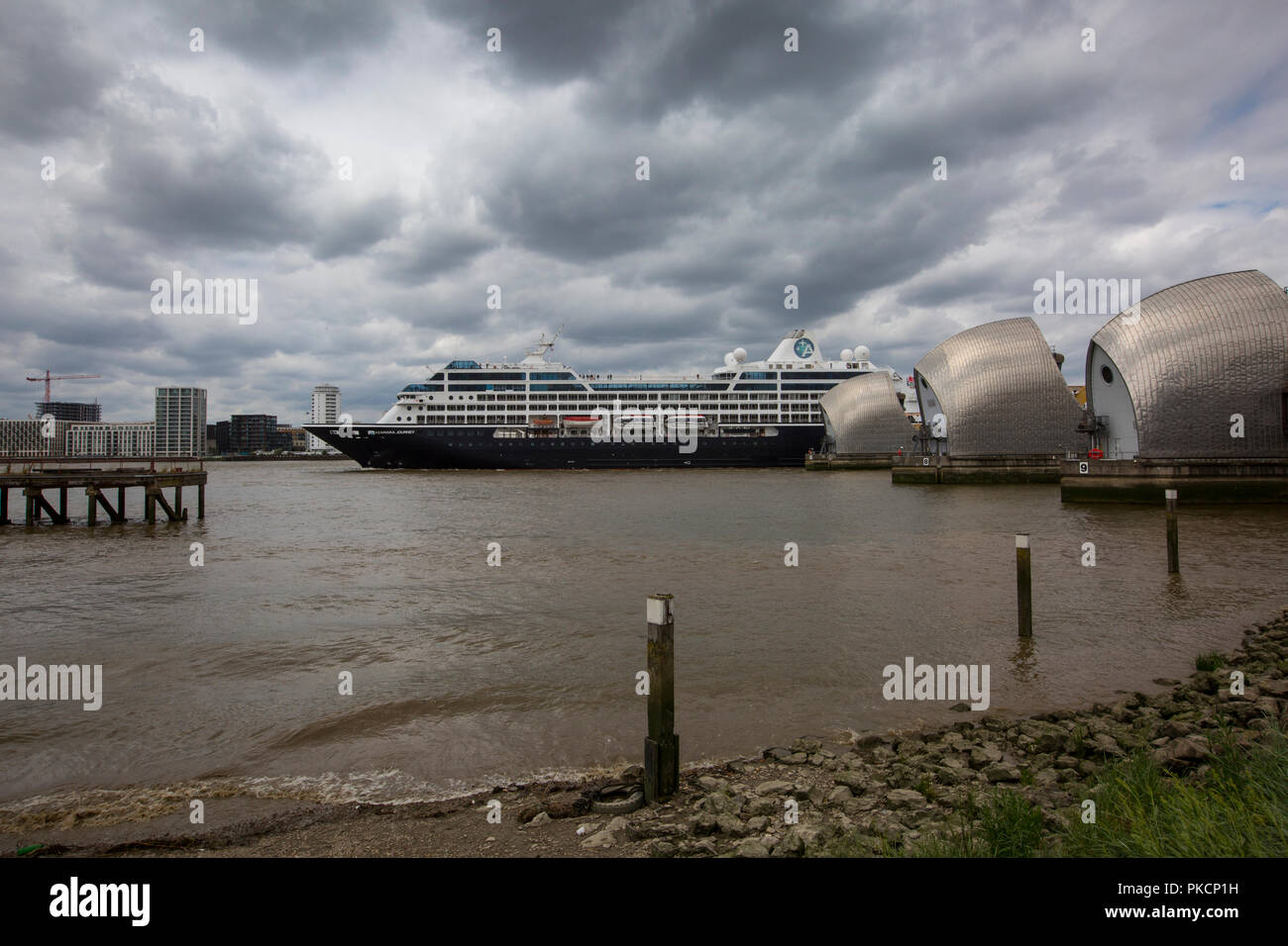 Azamara Kreuzfahrtschiff durch die Thames Barrier, bewegliches Sturmflutwehr auf der Themse im Südosten von London, England, UK gelegen Stockfoto