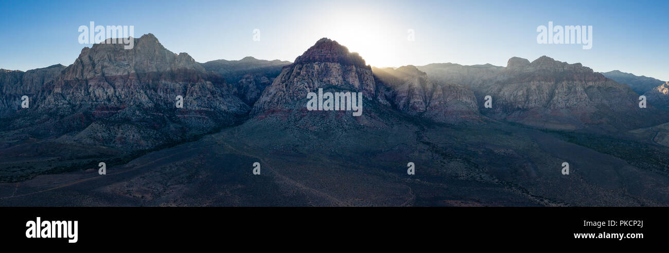 Nachmittag Sonnenlicht leuchtet auf massive geologische Formationen in der Red Rock Canyon National Conservation Area, außerhalb von Las Vegas, NV. Stockfoto