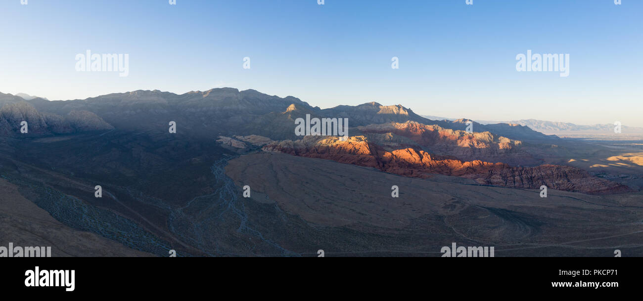 Nachmittag Sonnenlicht leuchtet auf massive geologische Formationen in der Red Rock Canyon National Conservation Area, außerhalb von Las Vegas, NV. Stockfoto