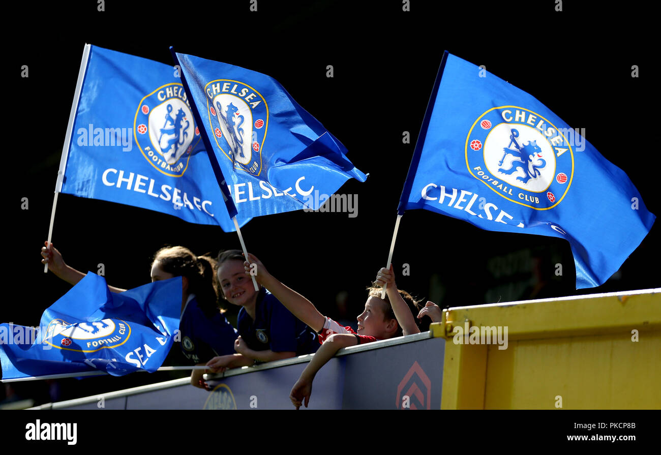 Chelsea Fans auf den Tribünen wave Flags zu ihrer Unterstützung während Super der FA Frauen Liga Spiel bei Kingsmeadow, London zeigen. Stockfoto